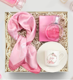 Kişiye Özel Fincan & Tasarım Fular & Avon Wish of Love Parfüm Kadına Hediye Seti