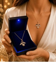 925 Ayar Gümüş Rose Sevgi Meleği Kolye 100 Dilde Seni Seviyorum - Premium LED Işıklı Hediye Kutusunda