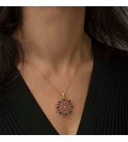 Gümüş Rose Geometrik Desenli Madalyon Kolye