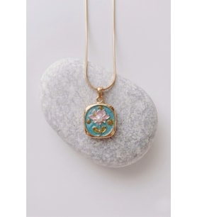 Vintage İncili Kare Pembe Lotus Çiçeği Motifli Kabartma Manzara Tasarım Kadın Çelik Kolye