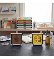 Kalplere Sükunet Veren Allah Celle Celâluhû Zikri ve Bismillah Yazılı İkili Özel Tasarım Masa Aksesuarı 10x10 cm, Açık Kahve - Sarı