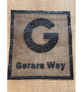 22X20 CM SİYAH TÜL ÜZERİ G HARFİ SİMLİ PARLAK APLİKE DİKİŞ GİYİM AKSESUARI