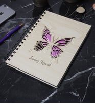 Kişiye Özel Kelebek Desenli Ahşap Kapaklı Defter - İsme Özel -  A5 60 Yaprak (120 SAYFA) (Pembe)