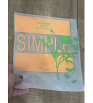 SİMPLE YAZILI ÜTÜ İLE YAPIŞAN ÇİÇEKLİ TRANSFE BASKI TİŞÖRT BASKI ARMA 24X21 CM
