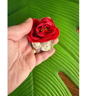 6X5 CM KIRMIZI BEYAZ GÜLLÜ İĞNELİ BROŞ YAKA İĞNESİ TÜRBAN GİYİM AKSESUARI