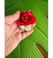 6X5 CM KIRMIZI BEYAZ GÜLLÜ İĞNELİ BROŞ YAKA İĞNESİ TÜRBAN GİYİM AKSESUARI
