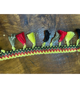 RENKLİ PÜSKÜLLÜ TRİKO ŞERİT ÇANTA GİYİM AKSESUARI EEN 5 CM (1 METRE )