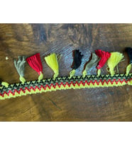 RENKLİ PÜSKÜLLÜ TRİKO ŞERİT ÇANTA GİYİM AKSESUARI EEN 5 CM (1 METRE )
