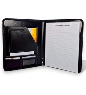 Suni Deri Sekreterlik – Mandallı Evrak Tutucu, Tablet Bölmeli Organizer, Çok Gözlü Evrak Dosyası (Hesap Makinesiz Model), Fermuarlı (32.5 × 25 cm), Siyah