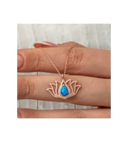 Gümüş Opal Taşlı Rose Lotus Çiçeği Kolye CSR2185873