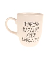 BEYAZ MAT HERKESİN HAYATINA KİMSE KARIŞAMAZ BASKILI KUPA