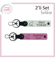 Mırlayan Enerjiyle Hazırlanmış, Kedili, Kişisel Yazılı Deri Anahtarlık, Beyaz-Pembe