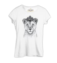 Taç - Dişi Aslan Beyaz Kadın Tshirt