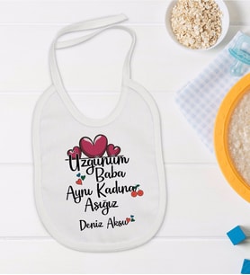 BK Kids Kişiye Özel Aynı Kadına Aşığız Tasarımlı Bebek Mama Önlüğü - Model 2