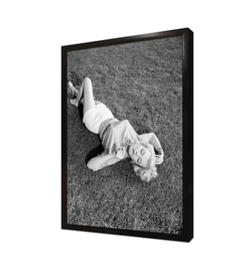 Marilyn Monroe Yerde Uzanırken Çerçeveli Mdf Tablo