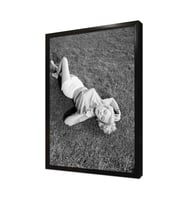 Marilyn Monroe Yerde Uzanırken Çerçeveli Mdf Tablo