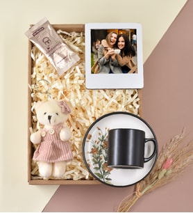 Kişiye Özel Beyaz Instagram Çerçeve& Tabağı Desenli Fincan& Pembe Renkli Mini Ayıcık Anahtarlık& Mehmet Efendi Tek İçimlik Türk Kahvesi Hediye Seti