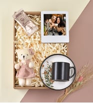 Kişiye Özel Beyaz Instagram Çerçeve& Tabağı Desenli Fincan& Pembe Renkli Mini Ayıcık Anahtarlık& Mehmet Efendi Tek İçimlik Türk Kahvesi Hediye Seti