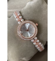 Siyah Özel Kutulu Şık Rose Gold Renk Kadın Kol Saati İncili Zirkon Taşlı Metal Kordon Yılbaşı Hediyesi Zarif Sürpriz Hediye Sevgiliye Anneye Ablaya Eşe Hanıma Kardeşe Teyzeye Doğum Günü Yıl Dönümü Hediyesi Arkadaşa Dosta