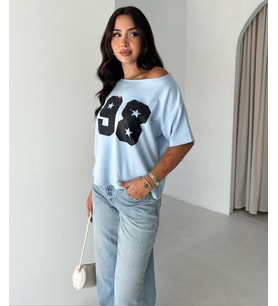 Kadın 98 Yıldız Baskılı Kayık Yaka Düşük Omuz Kısa Kol Rahat Kalıp Yazlık T-shirt