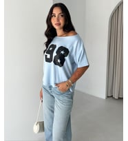 Kadın 98 Yıldız Baskılı Kayık Yaka Düşük Omuz Kısa Kol Rahat Kalıp Yazlık T-shirt