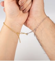 Sevgililer Gününe Özel 925 Ayar Gümüş Mıknatıslı Kalplerin Birleşimi Çift Bilekliği (Sarı)