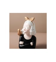 Kadın Sanatı Dekorasyon Figürü Biblo 15 X 11 CM. poliserin , omzunda kuş