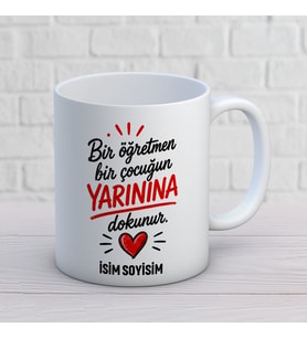Kişiye Özel Bir Öğretmen Bir Çocuğun Yarınına Dokunur Baskılı Kupa – Kırmızı Kalp Detaylı Öğretmen Kupası