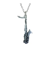 Saksafon Figürlü Metal Kolye – Unisex - Müzik Aksesuarı 60 cm Zincir (Gümüş)