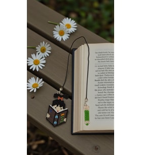 Miyuki Boncuk El Yapımı Kitap Okuyan Kız ve Yeşil Kalem Kitap Ayracı (Çok Renkli)