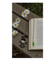 Miyuki Boncuk El Yapımı Kitap Okuyan Kız ve Yeşil Kalem Kitap Ayracı (Çok Renkli)