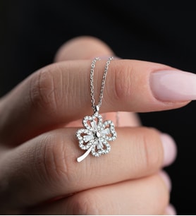 925 Ayar Gümüş Rodyum Kaplama Baget Taşlı Yonca Model Kolye