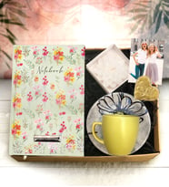 Kişiye Özel Desenli Defter & Renkli Kahve Fincanı & Dekoratif Mum & El Yapımı Çiçek Hediye Seti