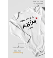 Beni En Çok Abim Sever Baskılı Bebek Zıbını – Çıtçıtlı Body  %100 Pamuk Uzun Kol (Beyaz)