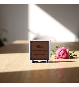 Allah Nasip Etmeyeceği Şeyi Hayal Ettirmez Yazılı Minimalist Dekoratif Masaüstü Objesi, Ev ve Ofis Dekoru İçin Şık Detay 10x10 cm
