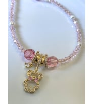 Kolye – Ayıcık Figürlü, Pembe Kristal, İnci Boncuklu, Zirkon Uçlu – Thinblack (Toz Pembe)