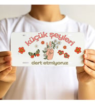 Küçük Şeyleri Dert Etmiyoruz Yazılı Retro Dekoratif Plaka – Renkli Barış Temalı Aksesuar