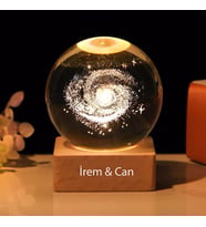 Kişiye Özel Büyük Boy Işıklı Ahşap Kaideli Samanyolu Temalı Cam Küre 8cm