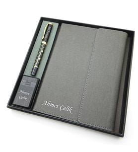 Signator® Codex  N328 Kişiye Özel Defterli Set - İsme Özel Siyah Kalem + İsme Özel Gri Defter + İsme Özel Siyah Çakmak  İsme Özel Kutusunda Hediyelik Set (Karışık)