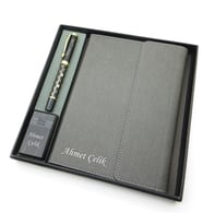 Signator® Codex  N328 Kişiye Özel Defterli Set - İsme Özel Siyah Kalem + İsme Özel Gri Defter + İsme Özel Siyah Çakmak  İsme Özel Kutusunda Hediyelik Set (Karışık)