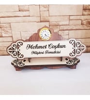 Kişiye Özel Saatli Ahşap Masa İsimliği