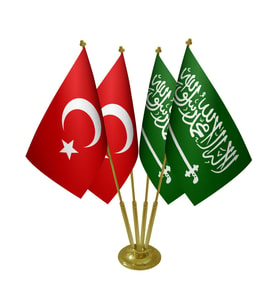 Masa Üstü Suudi Arabistan Bayrağı Türk Bayrağı Dörtlü Pirinç Direk Masa Bayrak Seti