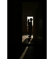 Anne ve Bebek Silüeti Tasarım MDF Tablo - Şefkat ve Umut Temalı Çerçevesiz Duvar Panosu