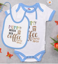 BK Kids Kişiye Özel Mommy Needs Her Coffe Tasarımlı Mavi Bebek Body Zıbın ve Mama Önlüğü Hediye Seti