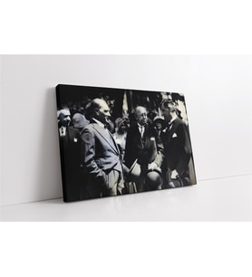 Atatürk Arkadaşlarıyla Sohbet Ederken