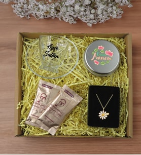 BK Gift Kişiye Özel İsimli Cam Kahve Fincanı & Türk Kahvesi & Papatya Kolye & Gümüş Metal Kutuda Kokulu Mum Hediye Seti-3, Anneye Hediye, Anneler Günü Hediyeleri