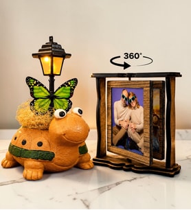Kişiye Özel 2 Fotoğraflı Dönen Ahşap Çerçeve ve Kahve Sevimli Kaplumbağa LED Masa Lambası
