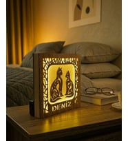 Kişiye Özel İsimli Kedi Figürlü LED Gece Lambası – Dekoratif Ahşap Çerçeve 14x14 cm