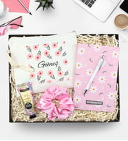 Kişiye Özel Pembe Desenli Defter & Tasarım El Çantası & Gümüş Renk Detaylı Beyaz Tükenmez Kalem & Saten Toka & Eyüp Sabri Tuncer El Kremi Hediye Seti