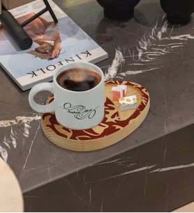 BK Gift Kişiye Özel Retro Motif Tasarımlı Doğal Ahşap Tabaklı Türk Kahvesi Fincanı Sunum Seti Model 2